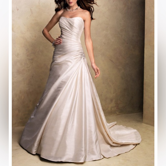 Maggie Sottero Benita Strapless Wedding Gown and 2 Wedding Veils - Picture 16 of 16